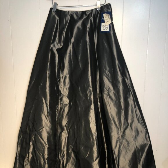 - - Womens Silver Grey/Skirt. BRAND NEW size 9 - Picture 2 of 7